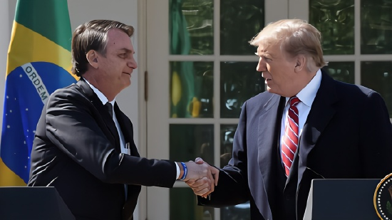 配资平台配资配资 特朗普与巴西总统卢拉拥抱 称下周两人将会晤